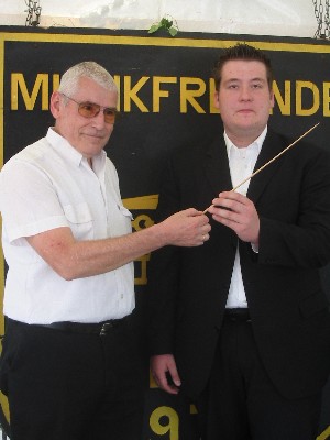 Hartmut Karl &uuml;bergibt den Taktstock an Martin Kirchharz