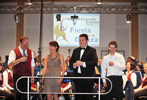 Ausgelassene Stimmung herrschte beim Konzert der Musikfreunde Urfeld (v. l. n. r.) beim Vorsitzenden der Musikfreunde, Heinz-Peter Engels, der Moderatorin Simone Standl, dem Dirigenten Martin Kirchharz und dem Solisten Simon Herwig (Bild: Studio Honnen)