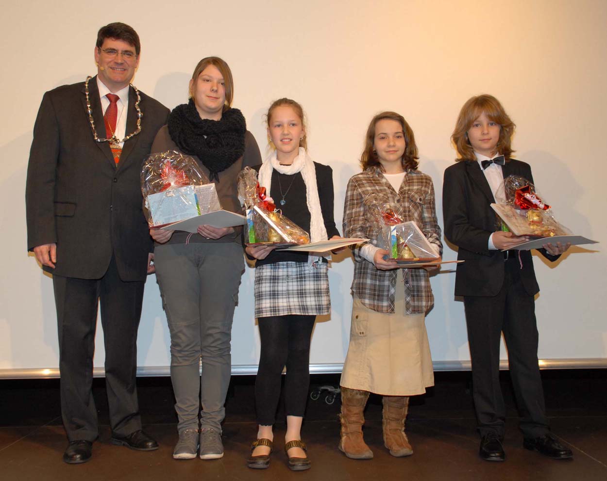 Julia Schumacher (3. v.l.) wurde beim Neujahrsempfang des Bürgermeisters geehrt (Foto: Stadt Wesseling).