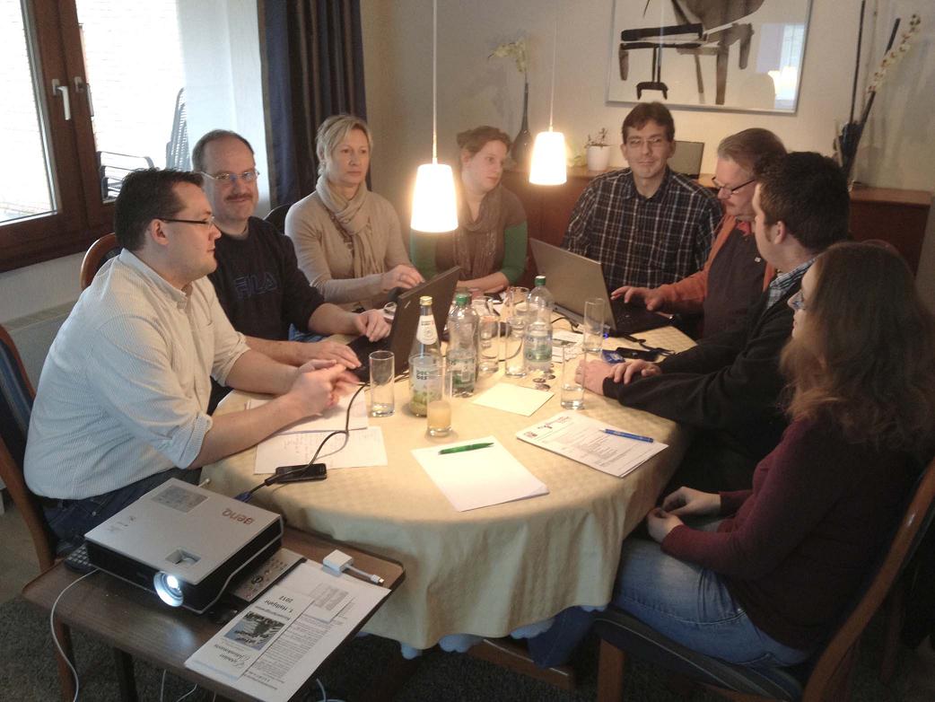 Vorstandsklausur 2012 (vlnr: Johannes Saß, H.-P. Engels, Elisabeth Volmer, Sonja Engels, Thorsten Karl, Michael Schumacher, Martin Kirchharz, Susanne Voß; hinter der Kamera: H.W. Voß)